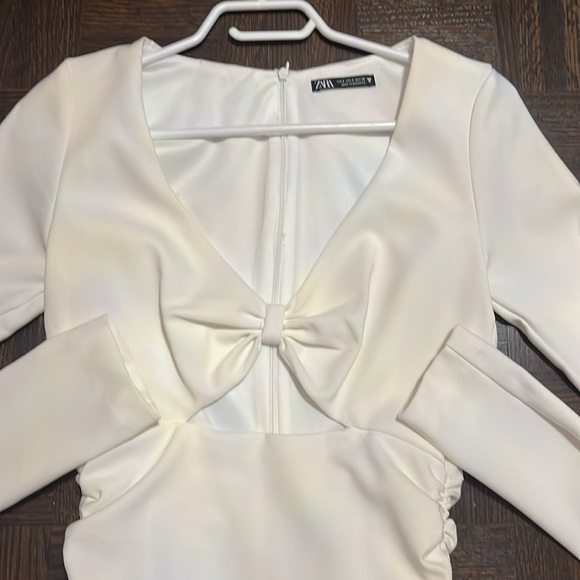 White dress with bow and rouging. - Picture 2 of 4